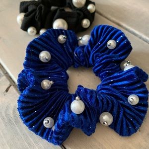 NWOT 4/25$ pearl scrunchie Anthropologie